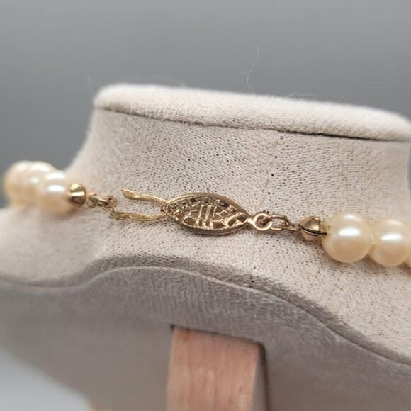 AVON Vintage Faux Pearl Necklace - Picture 3 of 4